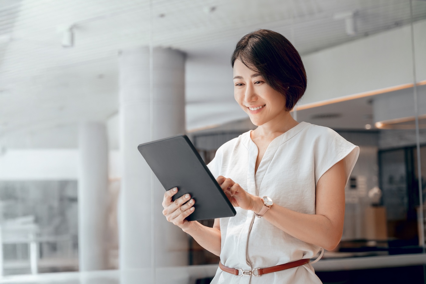 Mature CEO businesswoman holding digital tablet using fintech tab application standing in office. Eastern Asian 40s adult professional business woman looking digital touchscreen device. Copy space SSUCv3H4sIAAAAAAAAA01Py26EMAz8F59BIgK6ha/orYdVD3kY1iUQlJiidsW/N2Gh3ZxmPBnP+A5koIWiqi9drYr8BcsmF6IrciWxydWlKnXdVYXQFWRgJCO0oiybphTiVRSNKNLLQMlAGto7kLVLYC+Z3ARtVDxOBv0O0RA7T9JGtmUQWPISMERbZDru7qO683Pf9Z7msWAMD4tKYMvO2Ru62eKf8u5GnJ7kJ8tHBrLHSX+nqC11sij35CuMZug/cWBB0ZDIj8BOrhA9w8rox6Of41s6I8HZk6apP3rHc934wJPjtHSPZqcHMof5ceqN4tSnErDM1kmD5pAXNRLzST1+Ea7/v7dt+wUKGLbyqAEAAA==