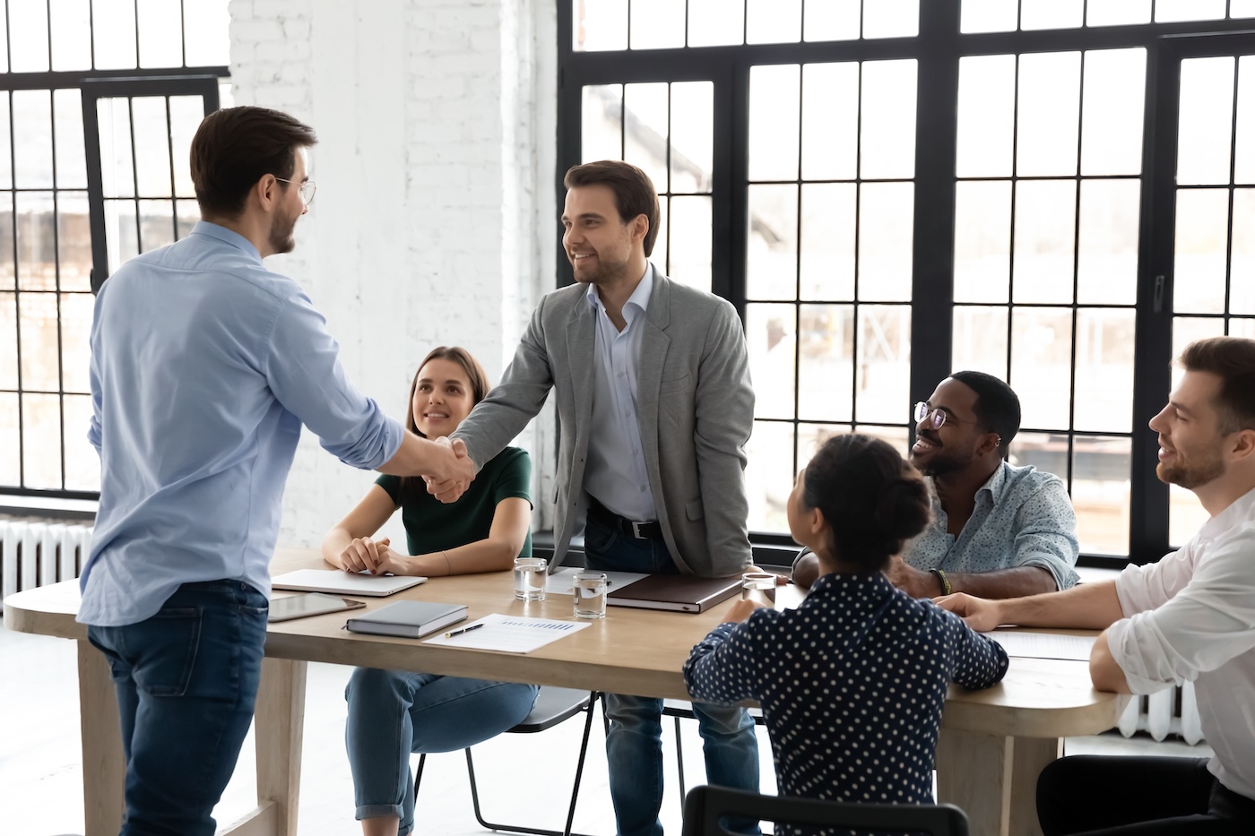 Happy millennial business team welcoming new employee, HR manager getting acquainted with colleague. Group leader shaking partner hand over meeting table, start negotiation, thanking for expert help SSUCv3H4sIAAAAAAAACpxUyW7cMAy9F+g/DHyOAO1Ljv2C3osetHBmhHqsgSWnCIL8e+U1miLooRfDfCQfySdKb1+/nE6dszn67vn0NlvVjn0/5TLaEtNQYfy04SMMAcYWeRmZxC0AIZY0Rtu3oLPFXwd7gwoOU9/P8Pvi7HKxZcqQ5+ob5G2BS+VYwYNibfHHap92x+KsGdXVdU8Nlie3YDu0kv9X5vrzc5/GXmDwrx+9zSnXqRQYc0n+V9tkdRH2QM4P2p2vgmEEe8slLgK1yQ+phNIHW5nPuGxvb6//opGOGsGCQlRrijgWBjnMDApUmaAZIcyFz4hdvCzz3a+ppL8KfId07+GhzLcpxwFy/qBafxY1t5MeoQe7Hv7G1p25UBgwIEwk1O4IRpZIgkAaorghxrlDhU5a7bgmgALDHnHPFLKKUXQ2iouZwFl/BAvFtDHco6ABI65CZQ7BIA2acQdaO0aOYOqCw2diEK+u+gkBWSc8khyIoEBFkMe4nSDUa6k0olS62rP2VVGuEDDPuDlTY5k4gp2UggjPkXdGIU40IC2xQdRxFrTQ+kztotkqfffrd12sW3s/7BRiaq7GS/K2nwNYI+19jD4OlyYtletyd/c0n6ahjPOqHPvR9Sndrasn+Xw6V07Y8avNuYaHHW8K+fpSpFtTZ0hlOdGNtQv1Os8mYVQyrJRhnHJOFd/U3p6Aa6w8Szs70bJtMbSjx7mDzjJsvSAOBUz5tsHBWARO1xrKUaFElfD9DwAAAP//AwAW8Af43QQAAA==