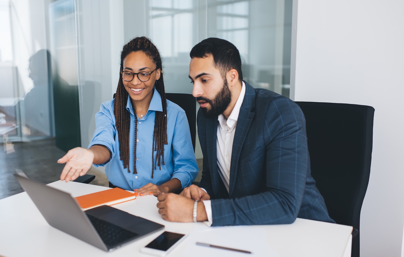 Diverse male and female colleagues watching business webinar during collaborative brainstorming at table desktop, Middle Eastern and African American employees discussing financial website SSUCv3H4sIAAAAAAAEAJ2RTY6EIBCF95PMHQxrTfxpFecqnVmUUCppGjqAM+l0vPsgaIf17KjvUUW9x+vzI8vICFYw8pW99srXQsrVOgNOaOVxmR/coOJoUoJcOG0EyBSO4Nii4I4eqlXKHW9BJNaBWy3a/bEDMXA4+xkRvkfEja6xzk4hiL7DS4TkCbPrGNiJtvzfnfHwfbqBGRV7hoUTIwYlQjRyjVfJ7dehuafWYOVCJ65+NAO5X2iSSQ8jmFBz0qbdElJ+J+Q/Q98ToLQLLx9GCPcR7mXV1LSs22qgVd10fV+W5Ixds5vg6W7xJxbhJfNMuOD7pIlOdLg0Q9FViMVl6PqC1tgUI6XYMsrbqQOf2PYHSeU1tUACAAA=